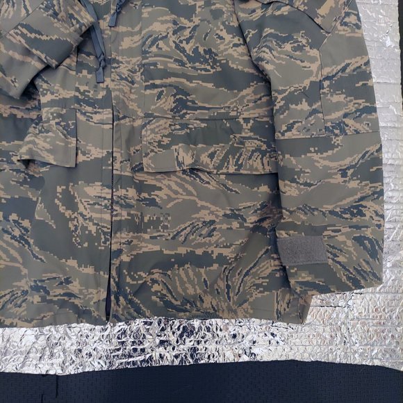 See video NUC USAF Tiger Stripe Parka/Shell Sz Large 8415-01-547-3536 - Picture 7 of 11